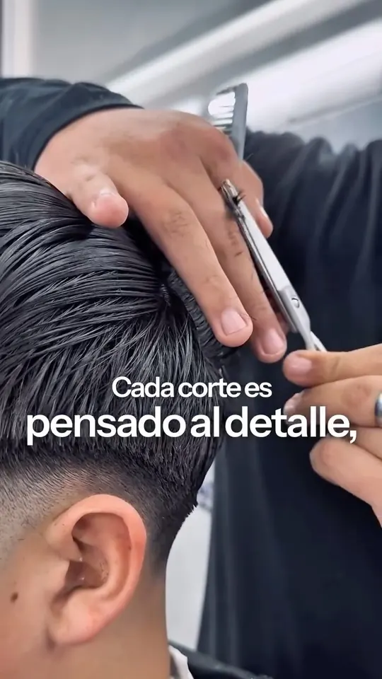 Reel de Lander Studio presentando a un barbero especialista en fade