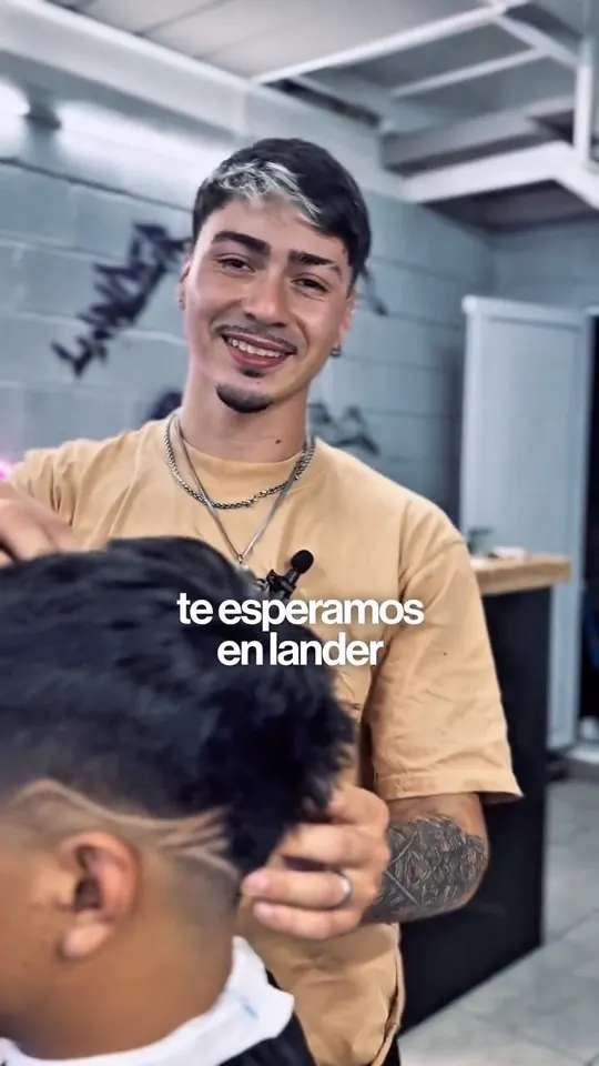 Reel de Lander Studio presentando a un especialista en color y corte a tijera